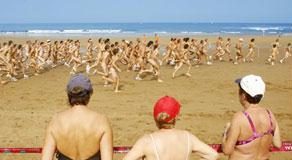 موجة حر شديدة تدفع البريطانيين إلى نوادي التعري