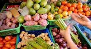 سيارة مصنوعة من الخضار والفواكه ووقودها من الشوكولاتة