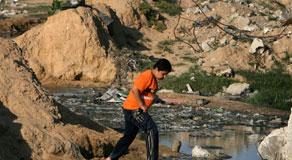 تقارير: شاطئ غزة يتحول إلى “بركة” من مياه المجاري