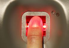 أنفلونزا الخنازير تهدد نظام البصمة الإلكترونية في المؤسسات السعودية