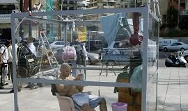 لبناني يعيش داخل مكعب شفاف 3 أيام لاختبار تأثيرات تغيّر المناخ