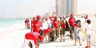 مشاركة واسعة من الجمهور في حملة إدارة متاحف الشارقة لتنظيف شاطئ الخان بالشارقة