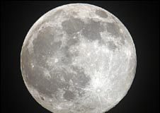 ناسا تكتشف كميات كبيرة من المياه المتجمدة في القمر