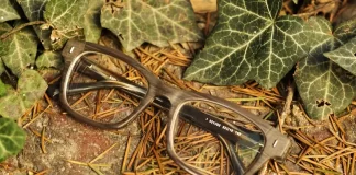 شاب ألماني يصنع إطارات النظارات من مواد طبيعية