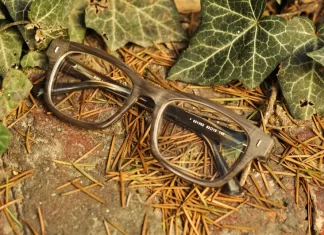 شاب ألماني يصنع إطارات النظارات من مواد طبيعية