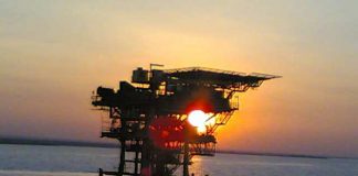 استكمال تنظيف أحد الشواطئ المصرية المتضررة من تلوث زيتي