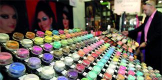 ألمانيا تطالب بإزالة جزيئات البلاستيك من مستحضرات التجميل