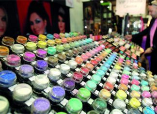 ألمانيا تطالب بإزالة جزيئات البلاستيك من مستحضرات التجميل