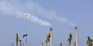 محطة تحلية المياه تنشر أدخنتها في سماء جدة