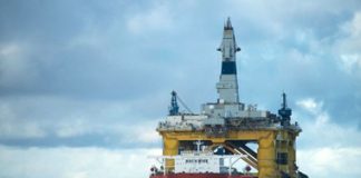 نشطاء من منظمة “السلام الأخضر” يعتصمون على متن ناقلة نفط أمريكية