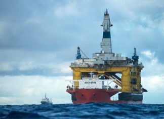 نشطاء من منظمة “السلام الأخضر” يعتصمون على متن ناقلة نفط أمريكية