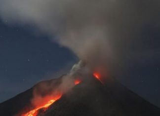 إغلاق أربعة مطارات في اندونيسيا بسبب ثوران بركان