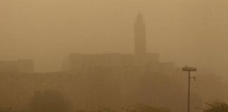 عاصفة رملية عاتية تجتاح الشرق الأوسط