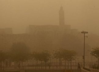 عاصفة رملية عاتية تجتاح الشرق الأوسط