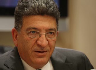 حين يدير الهواة مصالح الناس