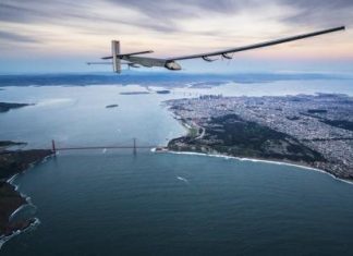 طائرة شمسية تغادر كاليفورنيا ضمن جولتها حول الأرض