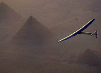 طائرة شمسية تُقلع من مصر في المحطة الأخيرة من جولة عالمية