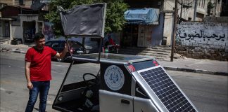 أول سيارة تعمل بالطاقة الشمسية في غزة