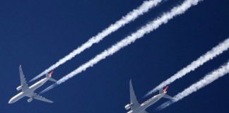 لجنة بالأمم المتحدة تقر اتفاقا للحد من انبعاثات الطائرات