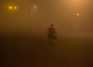 الضباب الدخاني يغلف مدنا صينية لليوم الخامس وإغلاق مصانع ومدارس