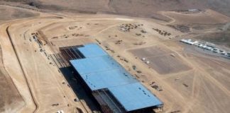 تسرب مادة كيماوية خطيرة في مصنع بطاريات لتسلا بأمريكا