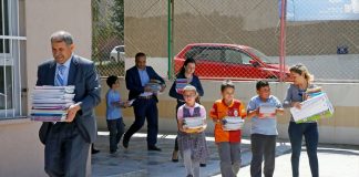 مدرسة تركية تبيع مخلفات الورق لمساعدة الأطفال المحتاجين