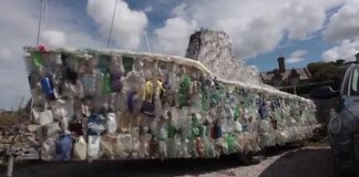 قارب من العبوات البلاستيكية لنشر التوعية البيئية