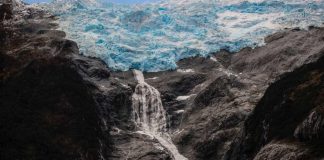 انفصال كتلة ضخمة عن نهر جليدي في جنوب تشيلي