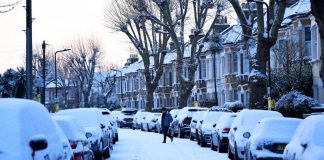 الثلوج تغطي أجزاء من بريطانيا وأيرلندا في عاصفة (وحش من الشرق)