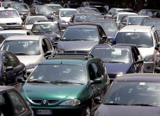 ولاية أميركية تعتزم حظر بيع السيارات الجديدة العاملة بالوقود