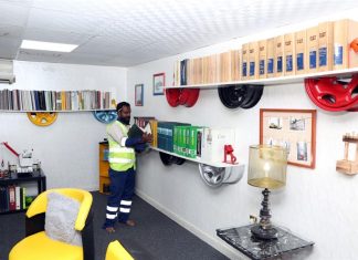 بلدية الشارقة تدشّن أول مكتبة صديقة للبيئة من قطع الغيار