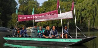 نشطاء البيئة يدشنون قاربا من النفايات البلاستيكية في بريطانيا