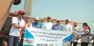 تعزيز الثروة السمكية بإطلاق مليون «يرقة» روبيان في جون الكويت