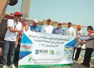 تعزيز الثروة السمكية بإطلاق مليون «يرقة» روبيان في جون الكويت