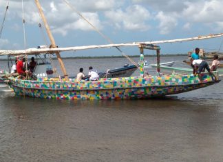 سكان جزيرة كينية يصنعون قارباً من البلاستيك المعاد تدويره