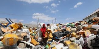 الصوماليون يجنون أرباحا من إعادة تدوير مخلفاتهم البلاستيكية