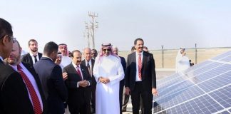 البحرين تدشّن محطة لتوليد الكهرباء بالطاقة الشمسية وزير النفط البحريني يدشن محطة توليد الكهرباء من الطاقة الشمسية
