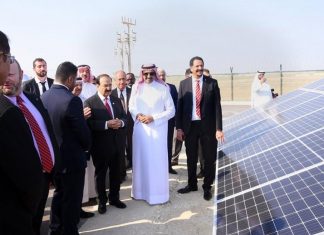 البحرين تدشّن محطة لتوليد الكهرباء بالطاقة الشمسية وزير النفط البحريني يدشن محطة توليد الكهرباء من الطاقة الشمسية
