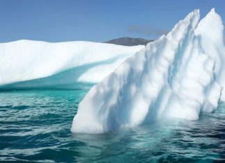 تقرير متحدون في العلوم: تغير المناخ لم يتوقف بسبب فيروس كورونا جبل جليدي