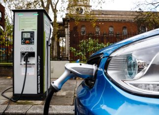 السيارات الكهربائية تقود التحول بعيداً عن الوقود الأحفوري سيارة كهربائية