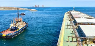 سلطنة عمان تكافح بقعة نفط قرب شواطئها ميناء صحار