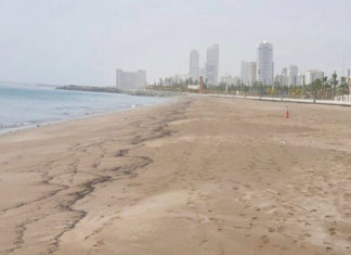 تلوث نفطي يطال شواطئ الفجيرة وكلباء