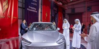 أبوظبي تعلن عن أول منشأة لتجميع السيارات الكهربائية الوزير ثاني الزيودي، وزير الدولة للتجارة الخارجية في الإمارات، يطّلع على سيارة كهربائية من إنتاج «إن دبليو تي إن»