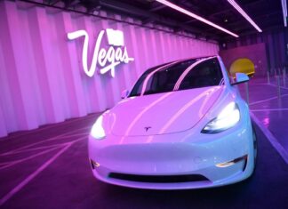 مستوى قياسي لمبيعات السيارات الكهربائية في الاتحاد الأوروبي سيارة «تيسلا» كهربائية في معرض لاس فيغاس