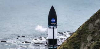 «ناسا» تطلق قمرين صناعيين صغيرين لمراقبة الأعاصير لحظة إطلاق صاروخ لشركة «روكت لاب» الأميركية من ماهيا في شمال نيوزيلندا (أ.ب)