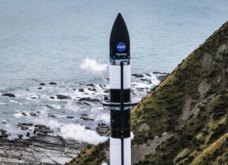 «ناسا» تطلق قمرين صناعيين صغيرين لمراقبة الأعاصير لحظة إطلاق صاروخ لشركة «روكت لاب» الأميركية من ماهيا في شمال نيوزيلندا (أ.ب)