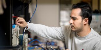 شريحة جديدة تستخدم الذكاء الاصطناعي لتقليص بصمة الطاقة للنماذج اللغوية الكبيرة إلى النصف