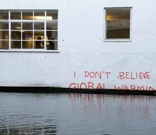 التضليل المناخي: كيف تعرقل الشركات الكبرى تقدم مفاوضات المناخ؟